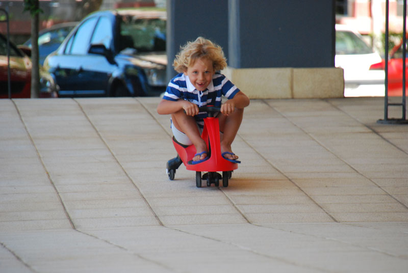 Didicar es el único juguete del que no se aburrirán y jugarán durante horas y horas. Además como es un correpasillos muy resistente aguantará el paso de los años.